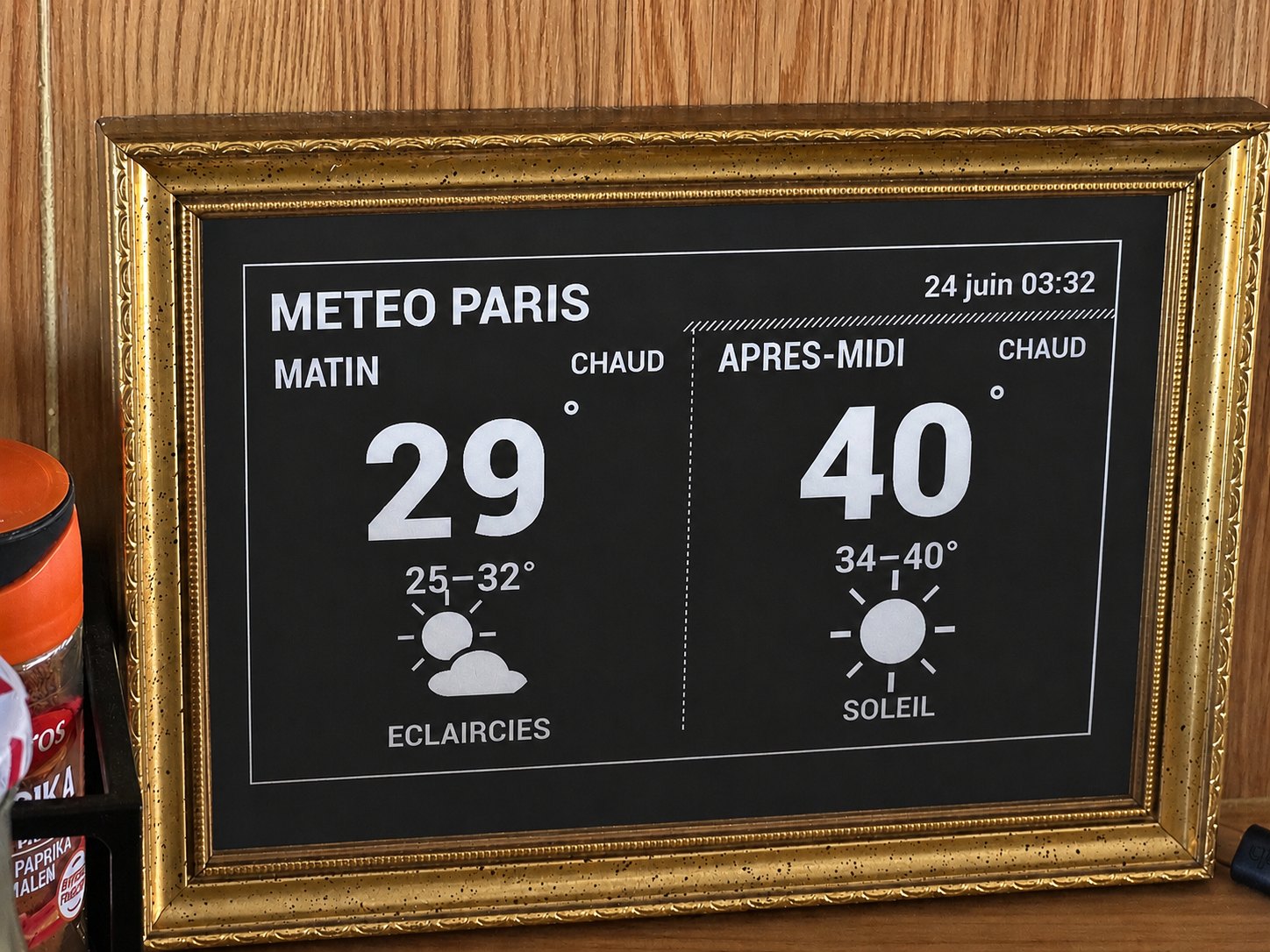 Wignet en cadre doré ancien affichant la météo du matin et de l’après-midi à Paris.